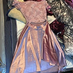 Prom dress or formal dress size M fits me who is 124 lbs and 5’2